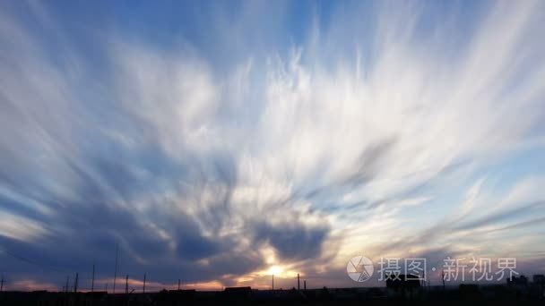 夏日夕阳和多云的天空视频