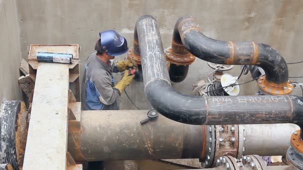 查看对焊机焊接管道的连接处直到