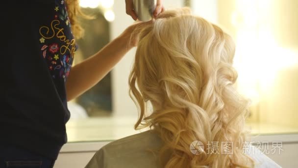 金发女孩中美容院做发型视频
