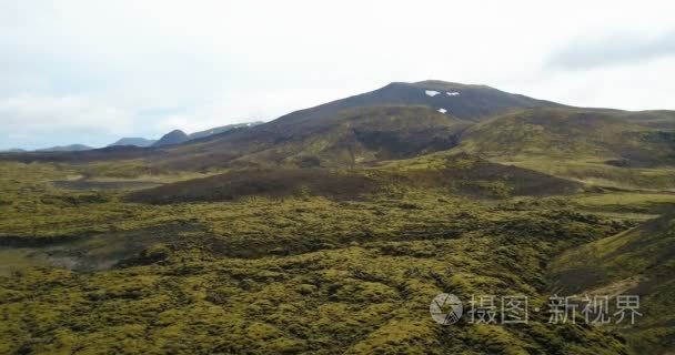 无人机飞越美丽熔岩野外驻冰岛。如画的风景，自然界中的空中拍摄