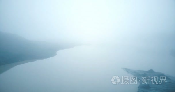 湖泊和冰川米达尔斯冰原在冰岛的鸟瞰图。直升机飞越的冰山和水雾