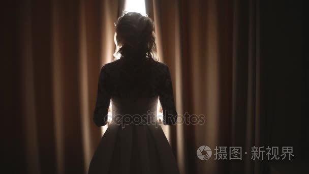 美丽的新娘在黑暗中打开窗帘视频