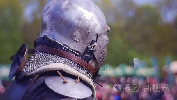 侵略性金属盔甲骑士视频