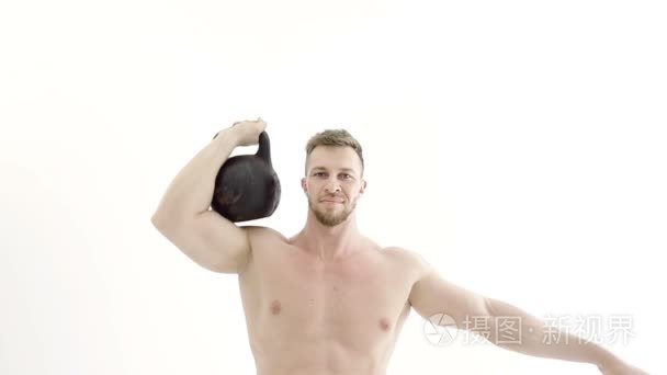 年轻健美运动员训练肌肉与重量视频