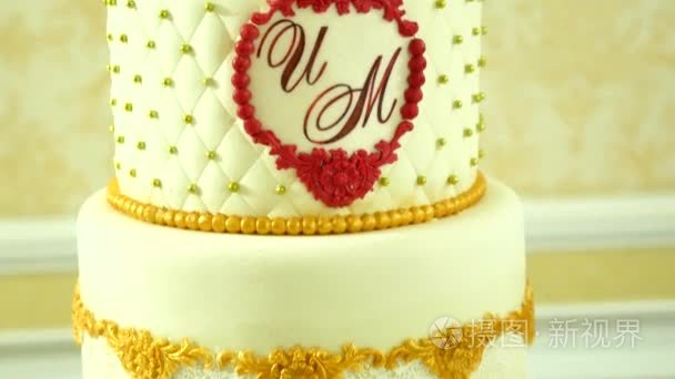 非常漂亮的白色婚礼蛋糕视频