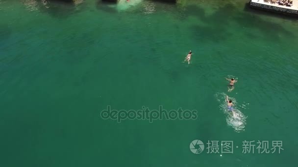 人们沐浴在海中。顶视图，无人机航拍照片