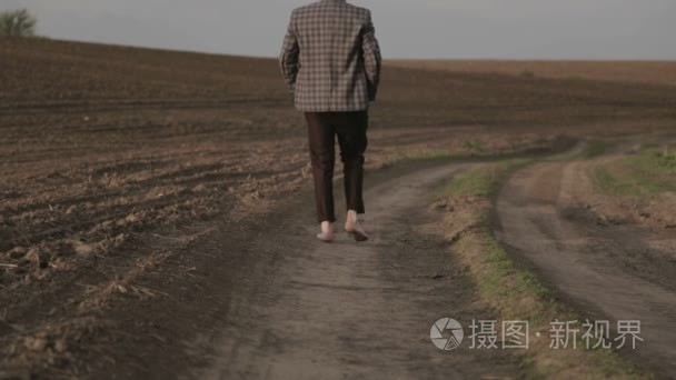 在自然中的经典服装的男性。穿着西装的男人很高兴，在字段中跳舞视频