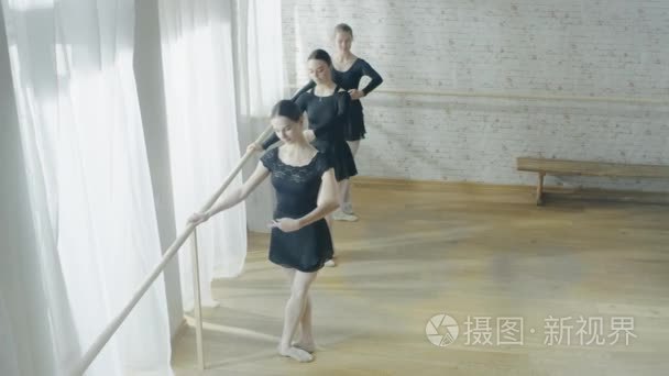 优雅的芭蕾舞练习在巴雷视频