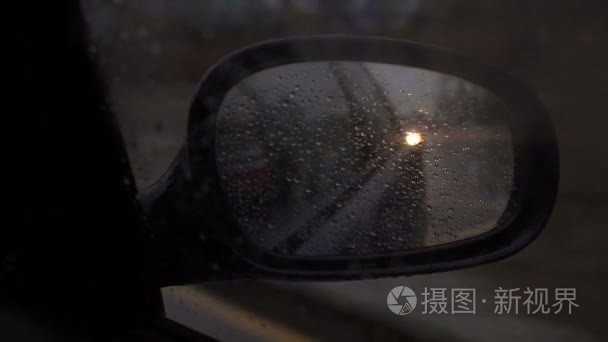 上了车，两边的侧镜的雨滴特写