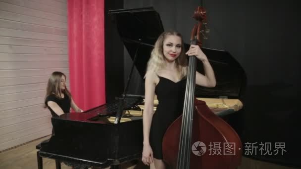 演奏乐器的两个年轻女人视频
