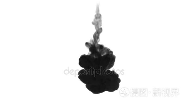 输液黑色染料云或烟，墨水注入在慢动作的白色衬底上。黑色淡色分散在水中。漆黑的背景或烟的背景下，为油墨效果使用 luma 遮罩像 