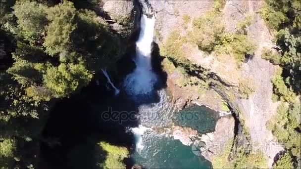 智利鸟瞰瀑布和河水流量视频