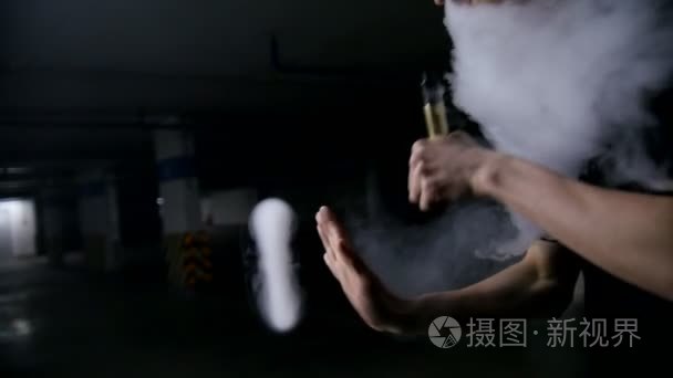 年轻的云顶行密集蒸汽环视频