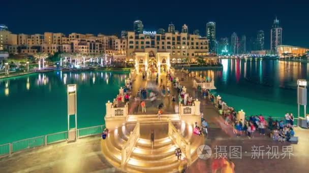 游戏中时光倒流晚上长廊桥上，在舞蹈的喷泉在迪拜购物中心附近
