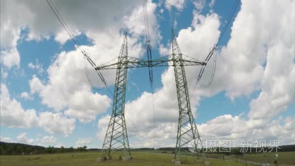高电压电力塔和电源线视频