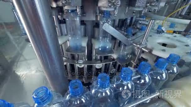 瓶装水提升到一种自动填料