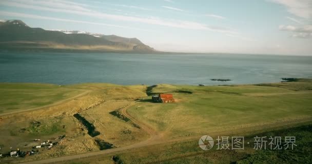 在冰岛的美丽景观。海和房子靠近水的地方独自留在岸边的风景