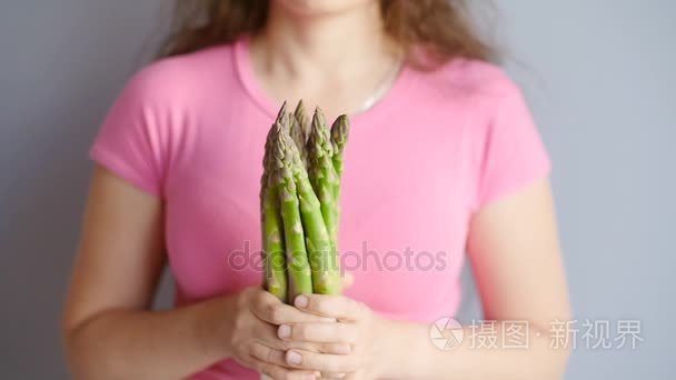 幸福的女人举行特写显示芦笋