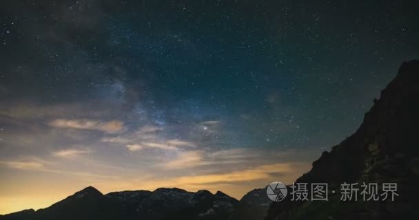 时间流逝的银河和满天星斗的天空，在夏季翻雄伟意大利阿尔卑斯山。白雪皑皑的山峰，在背景中