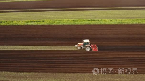 拖拉机耕种土地领域视频