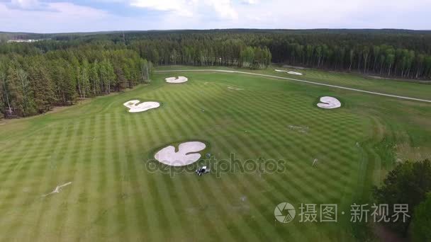 顶视图绿色高尔夫球户外绿色草田。从飞行无人机的鸟瞰图