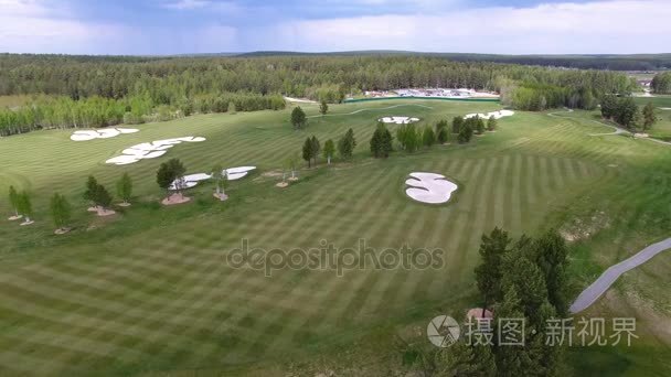 顶视图绿色高尔夫球户外绿色草田。从飞行无人机的鸟瞰图