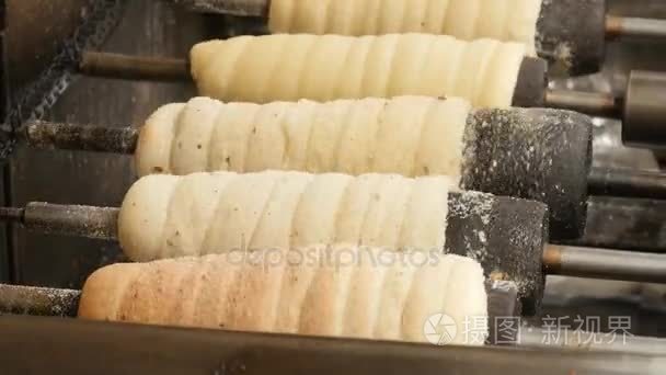 捷克国家菜煮熟，烤 Trdelnik