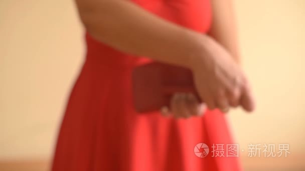 在女性手中空空的钱包视频