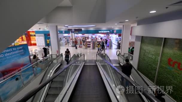 在中央索菲特曼谷6 月 7 日 人们购物。自动扶梯在购物中心第一人称视角。向下滚动到购物商场的楼扶梯视频
