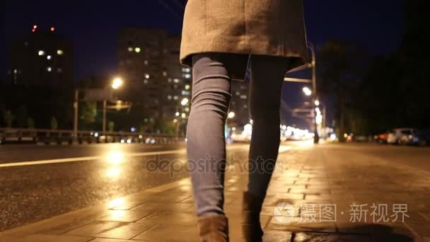 女人不用沿着夜街视频