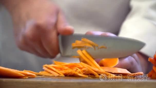 厨师用板上刀切片胡萝卜视频