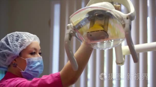 女军医在防护面具设立医疗灯视频