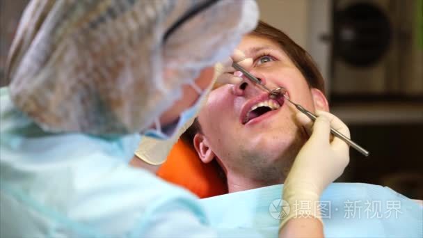 女牙医检查口腔患者口腔镜视频