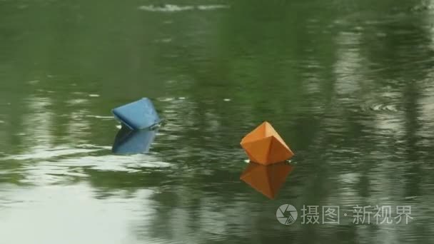 两个纸船漂流在河里视频