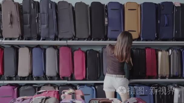 女人选择店的手提箱视频