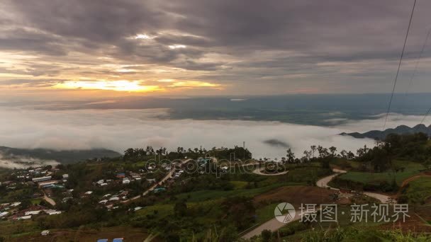 美丽的日出和云富塔 Boek，泰国苗族村