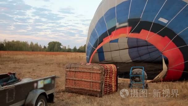 大气球飞行前地上充满热空气视频