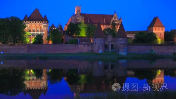 条顿骑士团在夜间马尔堡城堡视频