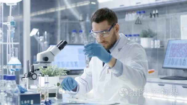 现代生物学家进行在实验室实验中通过使用滴管和植物在试管中的合成化合物