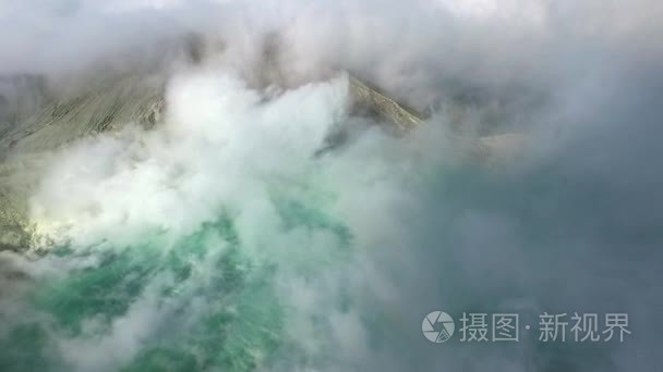   酸性湖泊的活火山 Ijen 火山口