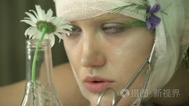 在草地上寻找食物的缠头莲视频- 00:174k将车把胶带缠在自行车上视频
