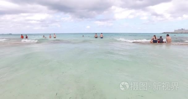 在浅海滩上享受旅游视频