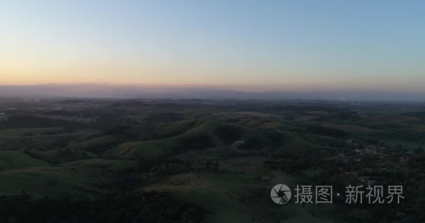 鸟瞰图农村景观与山视频