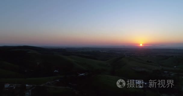 鸟瞰图农村景观与山视频