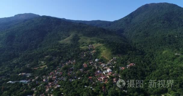 在山中的住宅小区鸟瞰图视频