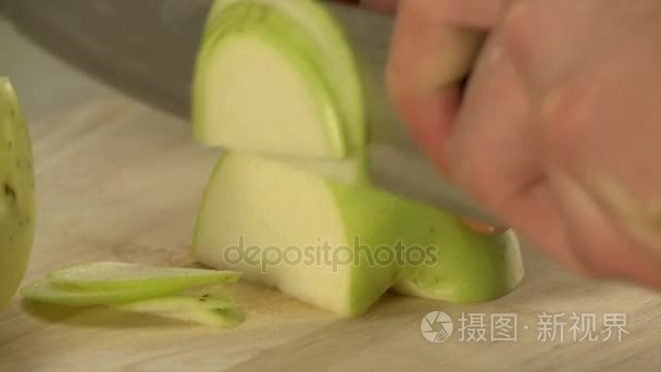 电饭煲切削新鲜青苹果烹饪板上视频