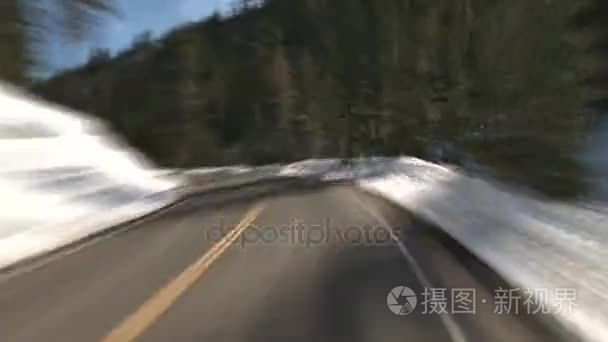 驾车穿越雪山视频