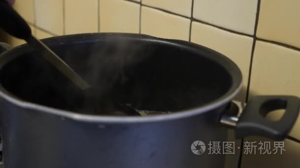 在热水中煮面食视频