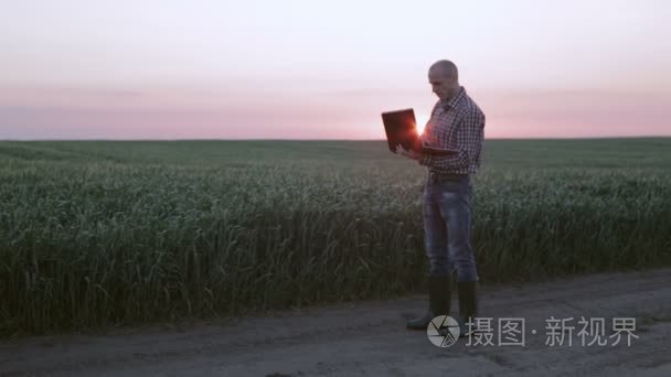 农夫在黎明时有制作记录台手提电脑