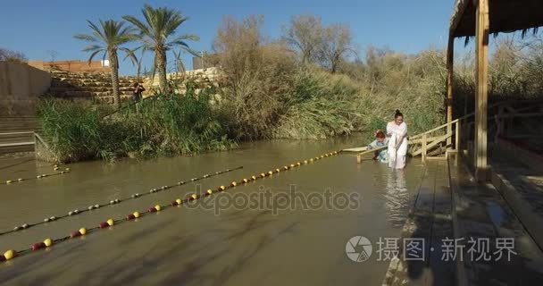 朝圣者在约旦河受洗视频